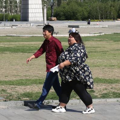 走路时拖拉、跷二郎腿这样的坏习惯都会导致肥胖