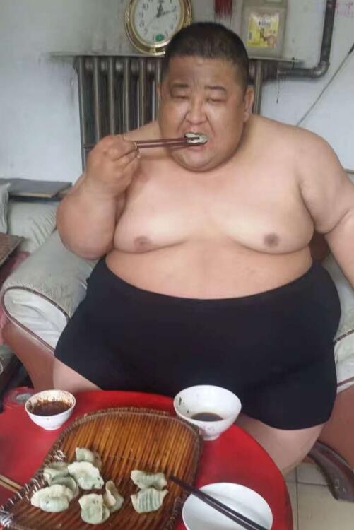 胖男一年减掉321斤,曾一顿吃下120个饺子