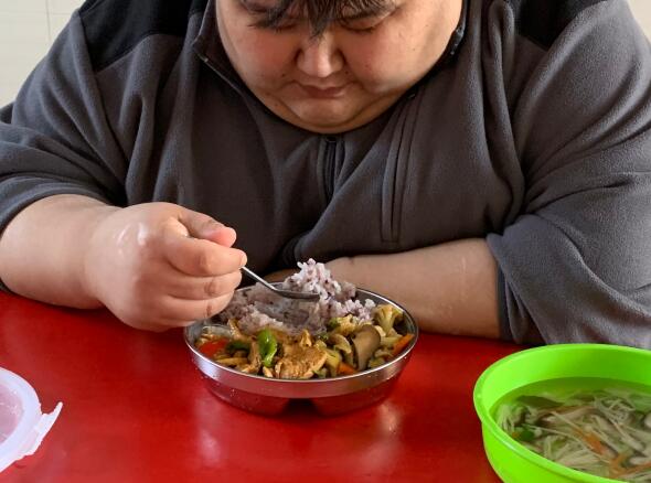 饿着肚子睡觉会长胖吗？